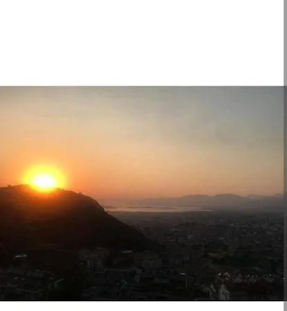 Sehir Ve Deniz Manzarali *